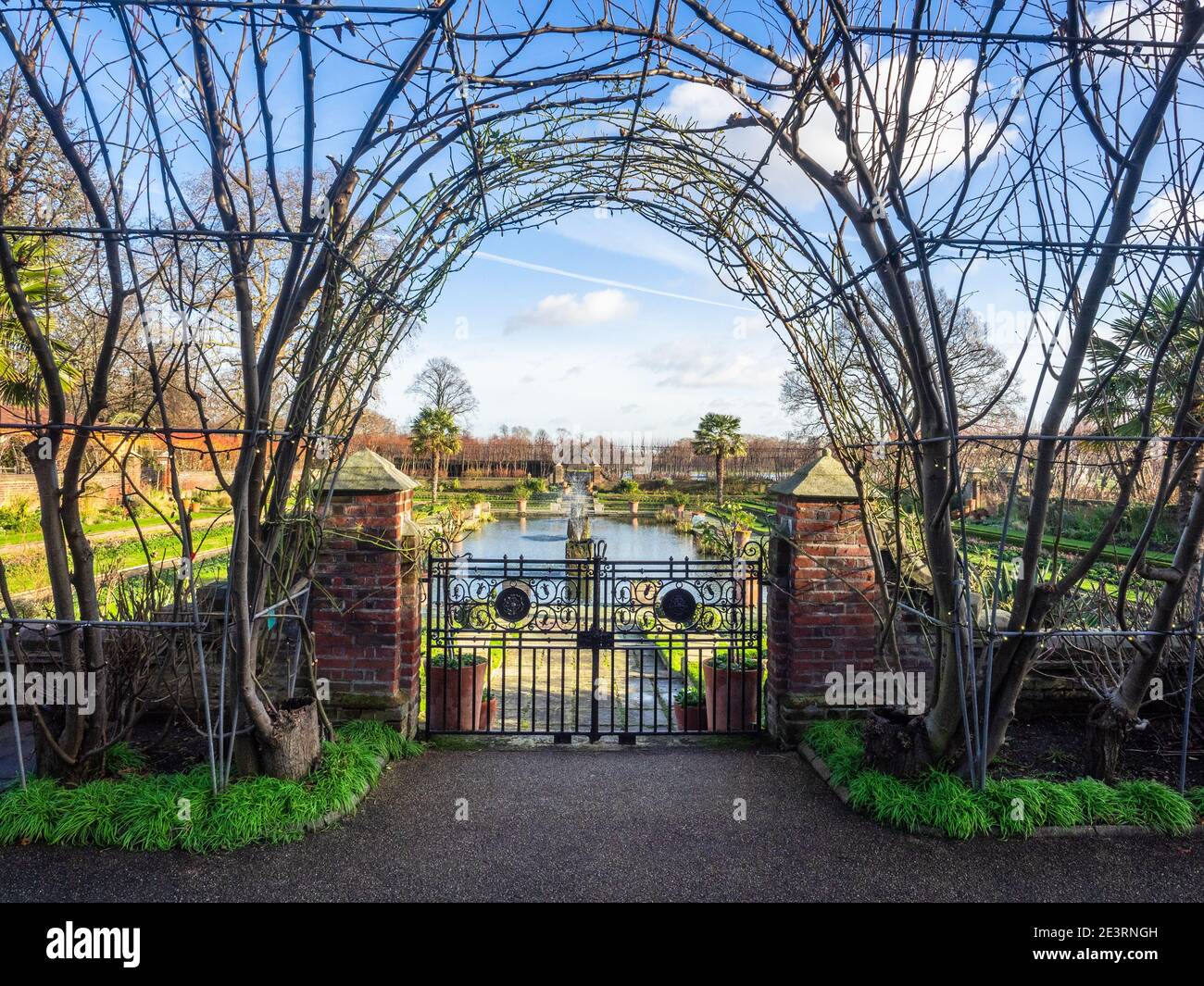 Bassin de jardin en contrebas Jardin Kensington - Londres, Angleterre Banque D'Images