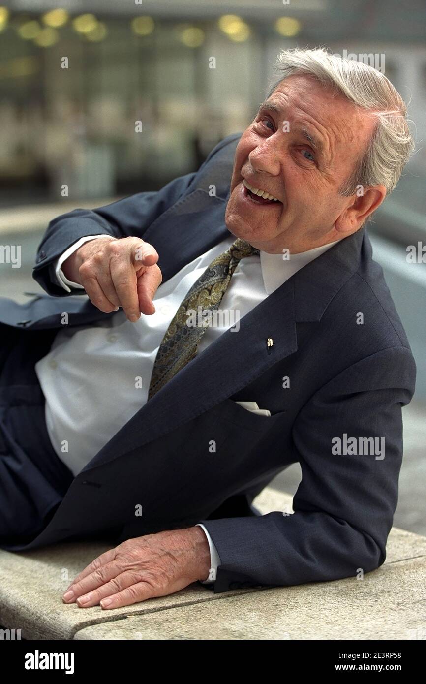 PHOTO DE JEFF GILBERT.POTRAIT DE NORMAN SAGESSE OBE AU DÉVOILEMENT DE PLAQUES POUR COMMÉMORER LES GRANDS HUMORISTES DE LA BBC. Banque D'Images