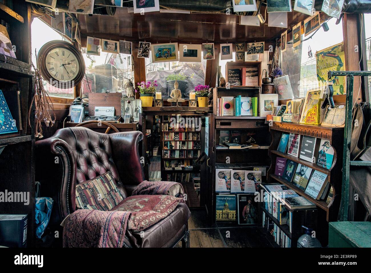 Mot sur l'eau - La London Bookbarge - une librairie flottants amarrés sur Regent's Canal à King's Cross, Londres, Angleterre, Royaume-Uni Banque D'Images