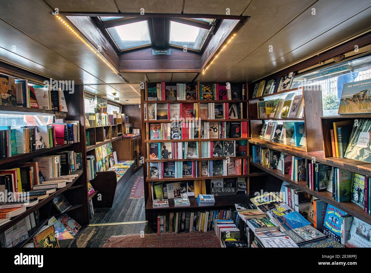 GWord on the Water - The London Bookbarge - une librairie flottante amarrée sur Regent's Canal à King's Cross, Londres, Angleterre, Royaume-Uni Banque D'Images