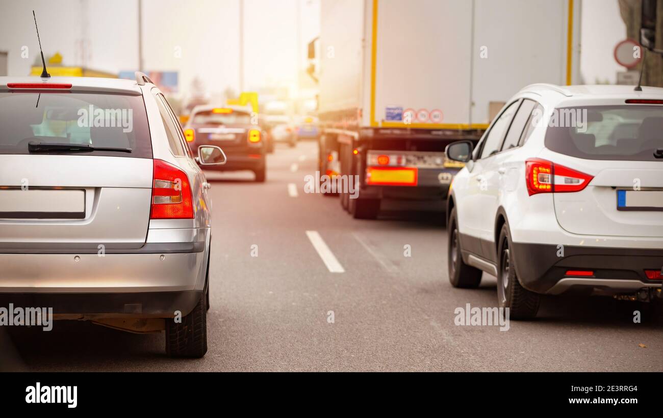 File d'attente de voitures dans la circulation embouteillage en heure de pointe. Banque D'Images