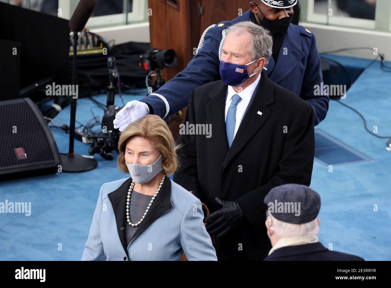 WASHINGTON, DC - 20 JANVIER : l'ancien président américain George W. Bush et Laura Bush arrivent à l'inauguration du président élu des États-Unis Joe Biden sur le front ouest du Capitole des États-Unis le 20 janvier 2021 à Washington, DC. Au cours de la cérémonie d'inauguration d'aujourd'hui, Joe Biden devient le 46e président des États-Unis. (Photo de Tasos Katopodis/Getty Images) | utilisation dans le monde entier Banque D'Images