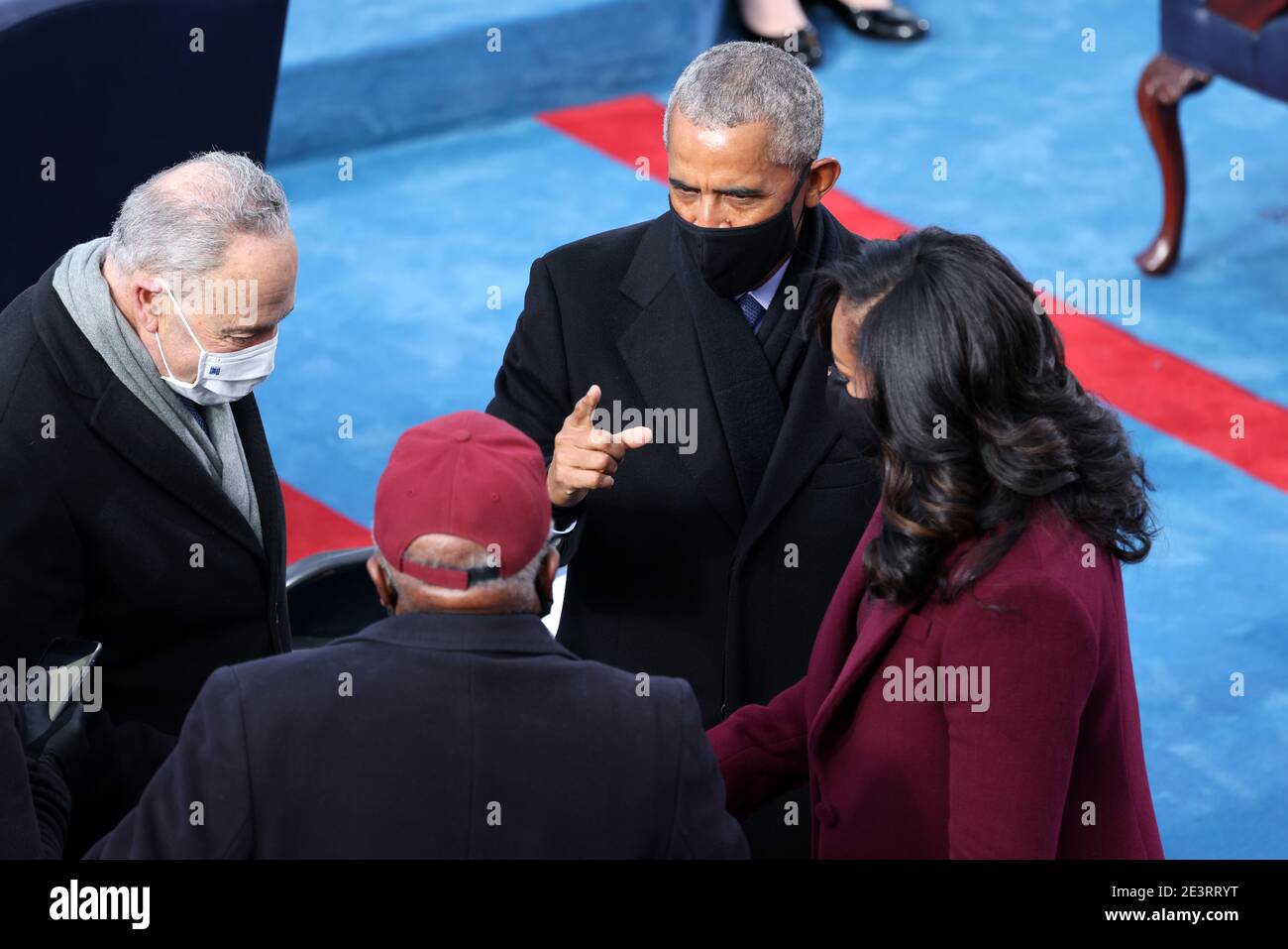 WASHINGTON, DC - 20 JANVIER : L'ancien président américain Barack Obama salue le chef de la minorité sénatoriale Chuck Schumer (D-NY) et le représentant Jim Clyburn (D-SC) alors que lui et l'ancienne première dame Michelle Obama arrivent à l'inauguration du président américain élu Joe Biden sur le front ouest du Capitole des États-Unis le 20 janvier 2021 à Washington, DC. Au cours de la cérémonie d'inauguration d'aujourd'hui, Joe Biden devient le 46e président des États-Unis. (Photo de Tasos Katopodis/Getty Images) | utilisation dans le monde entier Banque D'Images