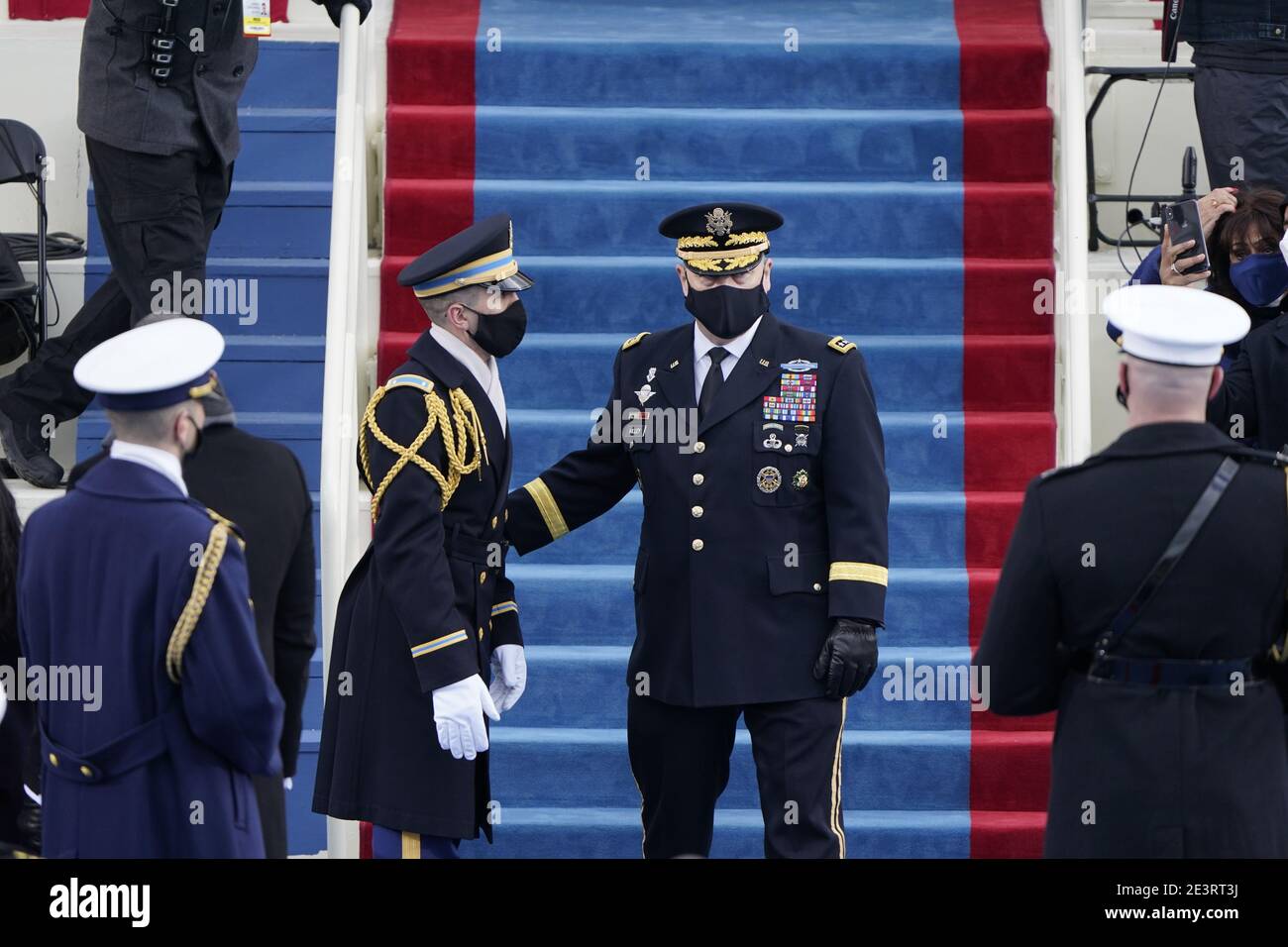 Le général Mark Milley, président des chefs d'État interarmées, à droite, arrive pour la 59ème inauguration présidentielle au Capitole des États-Unis à Washington, le mercredi 20 janvier 2021. (Photo AP/Patrick Semansky, piscine)/MediaPunch Banque D'Images