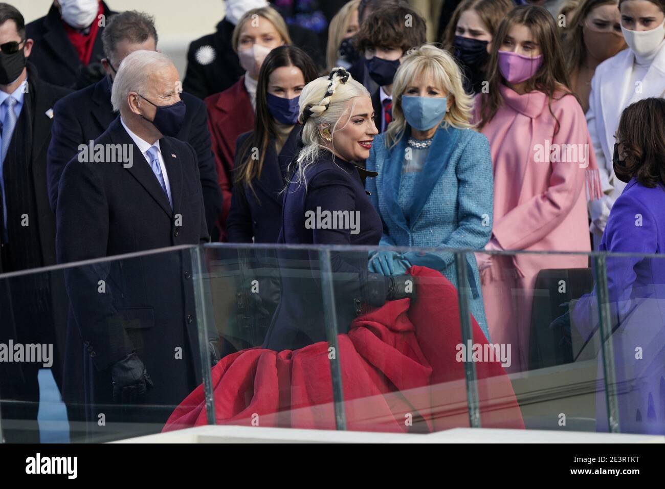 Washington DC, États-Unis. 20 janvier 2021. Lady Gaga chante l'hymne national avant que le président des États-Unis Joe Biden prenne le serment d'office comme 46e président des États-Unis au Capitole des États-Unis à Washington, DC, le mercredi 20 janvier 2021. Photo de Chris Kleponis/CNP/ABACAPRESS.COM crédit: Abaca Press/Alay Live News Banque D'Images