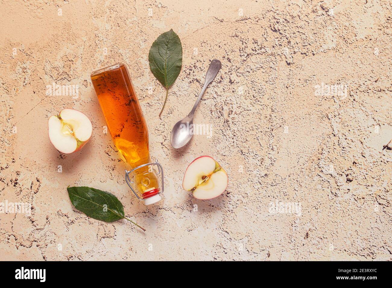 Vinaigre de cidre de pomme ou boisson aux fruits fermentés, vue du dessus. Banque D'Images