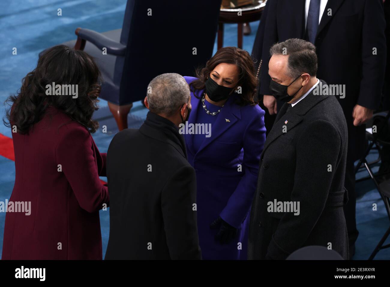 WASHINGTON, DC - JANVIER 20: Le vice-président élu des États-Unis Kamala Harris et le mari Doug Emhoff saluent l'ancien président des États-Unis Barack Obama et Michelle Obama lorsqu'ils arrivent à l'inauguration du président élu des États-Unis Joe Biden sur le front ouest du Capitole des États-Unis le 20 janvier 2021 à Washington, DC. Au cours de la cérémonie d'inauguration d'aujourd'hui, Joe Biden devient le 46e président des États-Unis. (Photo de Tasos Katopodis/Getty Images) | utilisation dans le monde entier Banque D'Images