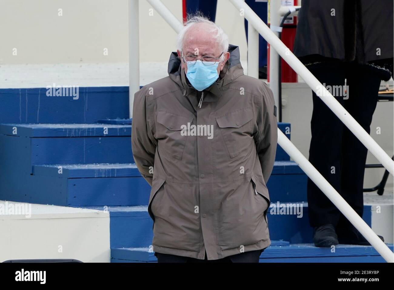 Le sénateur Bernie Sanders, I-V., arrive pour la 59ème inauguration présidentielle au Capitole des États-Unis à Washington, le mercredi 20 janvier 2021. (Photo AP/Patrick Semansky, piscine)/MediaPunch Banque D'Images