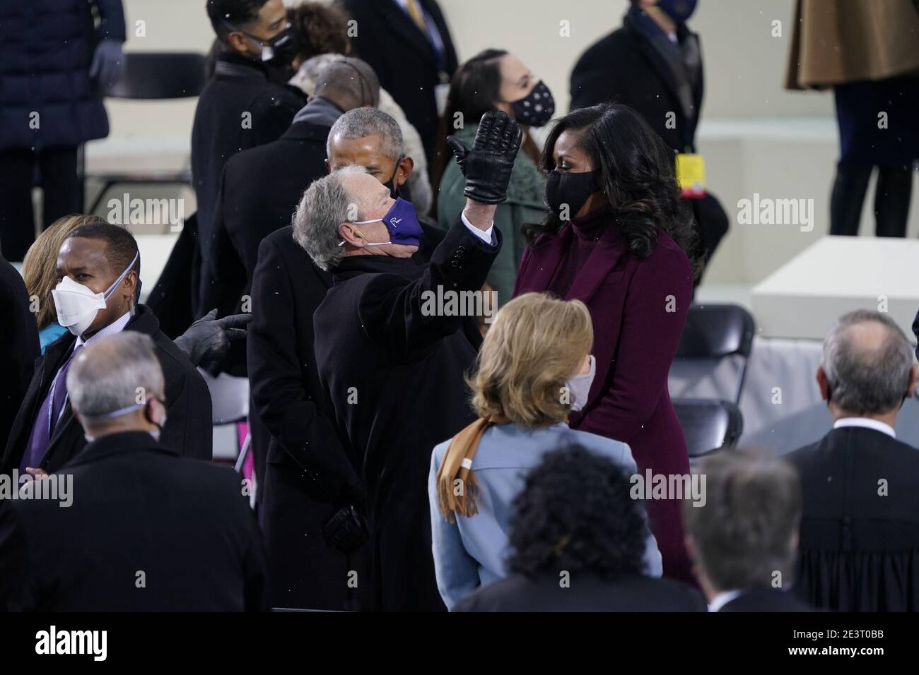 L'ancien président américain George W. Bush salue l'ancienne première dame Michelle Obama avant que Joe Biden ne prenne le serment d'office comme 46e président des États-Unis au Capitole des États-Unis à Washington, DC, le mercredi 20 janvier 2021. Credit: Chris Kleponis / CNP | usage dans le monde entier Banque D'Images