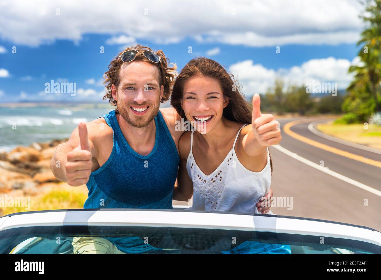 Voiture Bon Voyage Les Jeunes Conducteurs Conduisant Dans Une Voiture Cabriolet Cabriolet Un Couple Souriant Fait Le Pouce Sur La Route Des Vacances D Ete En Voiture Neuve Photo Stock Alamy