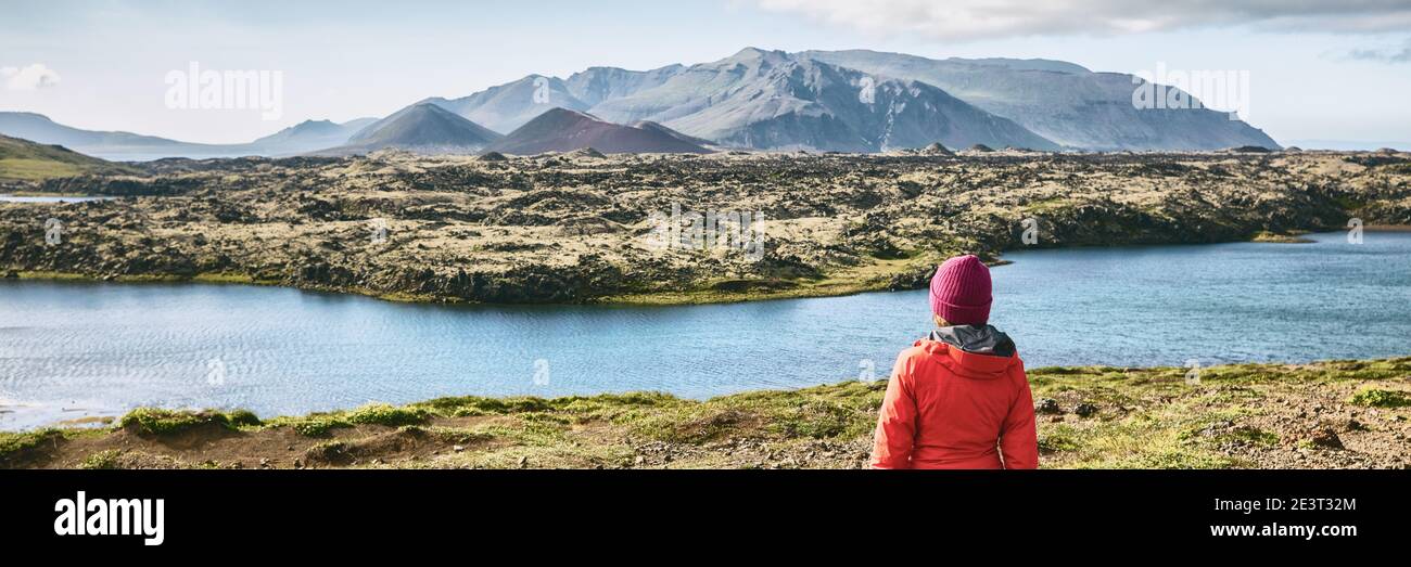 Iceland ranking voyage aventure - femme touriste marchant dans le paysage de montagne regardant la vue étonnante de la nature, bannière panoramique Banque D'Images