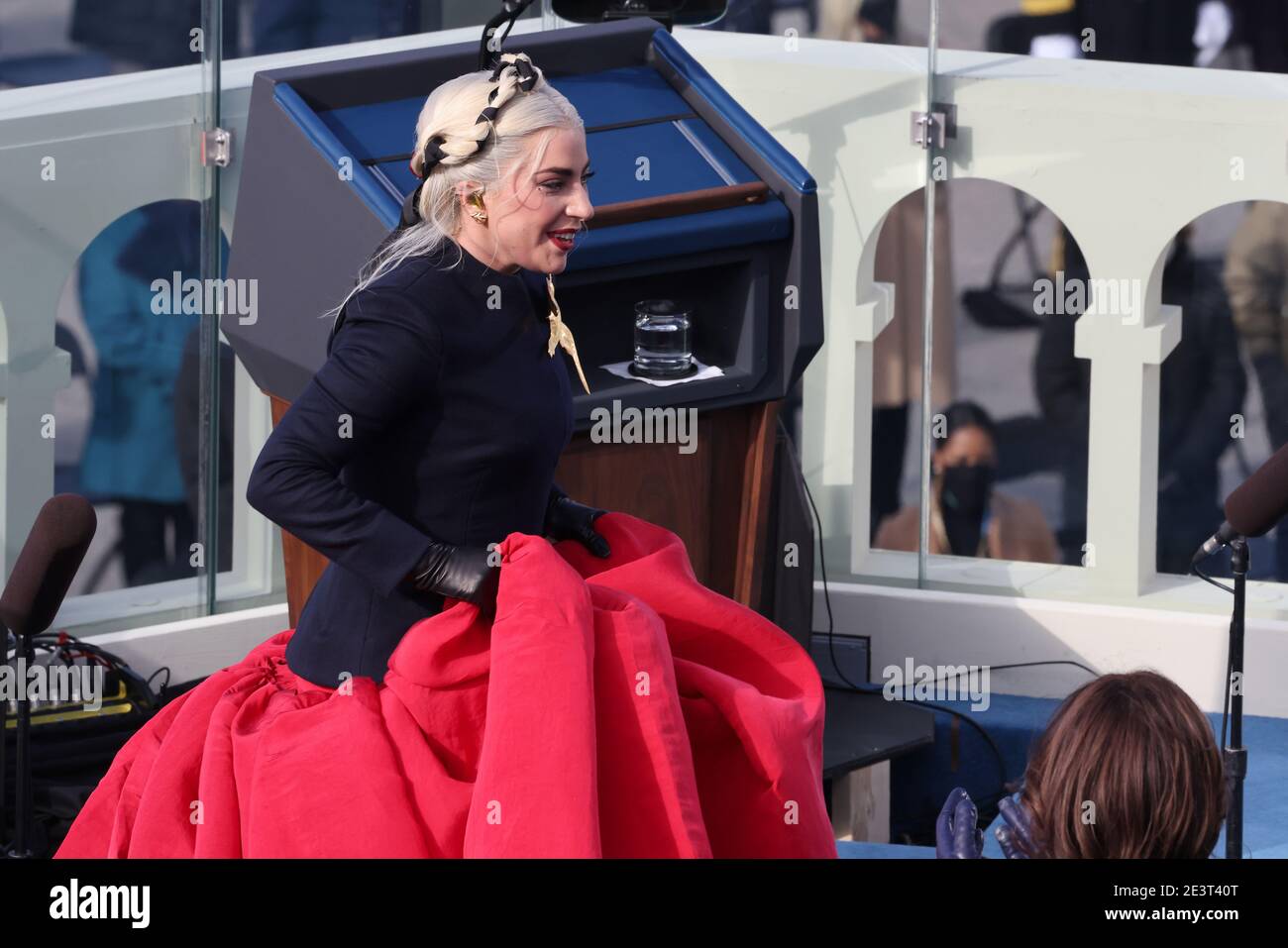 Washington, DC. 20 janvier 2021.Washington DC, États-Unis. 20 janvier 2021. Lady Gaga chante l'hymne national à l'inauguration du président américain élu Joe Biden sur le front ouest du Capitole des États-Unis le 20 janvier 2021 à Washington, DC. Au cours de la cérémonie d'inauguration d'aujourd'hui, Joe Biden devient le 46e président des États-Unis. Credit: dpa Picture Alliance/Alamy Live News Credit: dpa Picture Alliance/Alamy Live News Banque D'Images