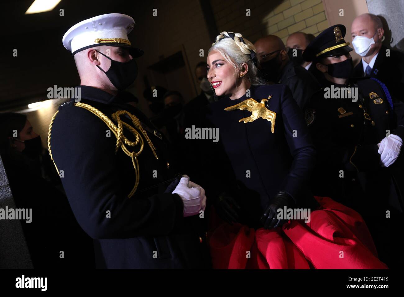 Washington, DC. 20 janvier 2021.Washington DC, États-Unis. 20 janvier 2021. Lady Gaga sourit alors qu'elle s'entretient avec son armée pour chanter l'hymne national à l'inauguration du président américain élu Joe Biden sur le front ouest du Capitole des États-Unis le 20 janvier 2021 à Washington, DC. Au cours de la cérémonie d'inauguration d'aujourd'hui, Joe Biden devient le 46e président des États-Unis. Credit: dpa Picture Alliance/Alamy Live News Credit: dpa Picture Alliance/Alamy Live News Banque D'Images