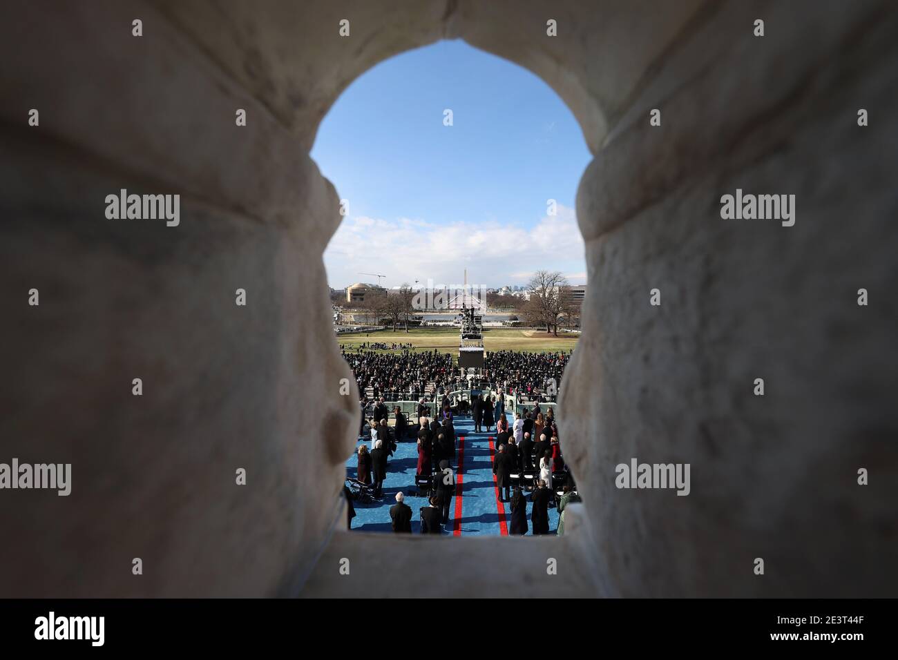 Washington, DC. 20 janvier 2021.Washington DC, États-Unis. 20 janvier 2021. Joe Biden est assermenté en tant que président des États-Unis comme son épouse Dr. Jill Biden regarde pendant son inauguration sur le front ouest du Capitole des États-Unis le 20 janvier 2021 à Washington, DC. Au cours de la cérémonie d'inauguration d'aujourd'hui, Joe Biden devient le 46e président des États-Unis. Credit: dpa Picture Alliance/Alamy Live News Credit: dpa Picture Alliance/Alamy Live News Banque D'Images