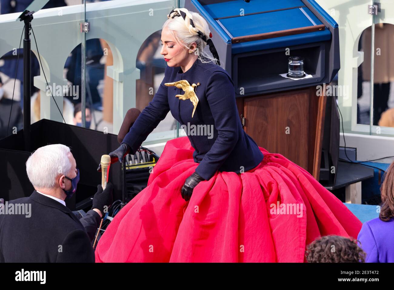 Washington, DC. 20 janvier 2021.Washington DC, États-Unis. 20 janvier 2021. Lady Gaga arrive à chanter l'hymne national à l'inauguration du président américain élu Joe Biden sur le front ouest du Capitole des États-Unis le 20 janvier 2021 à Washington, DC. Au cours de la cérémonie d'inauguration d'aujourd'hui, Joe Biden devient le 46e président des États-Unis. Credit: dpa Picture Alliance/Alamy Live News Credit: dpa Picture Alliance/Alamy Live News Banque D'Images