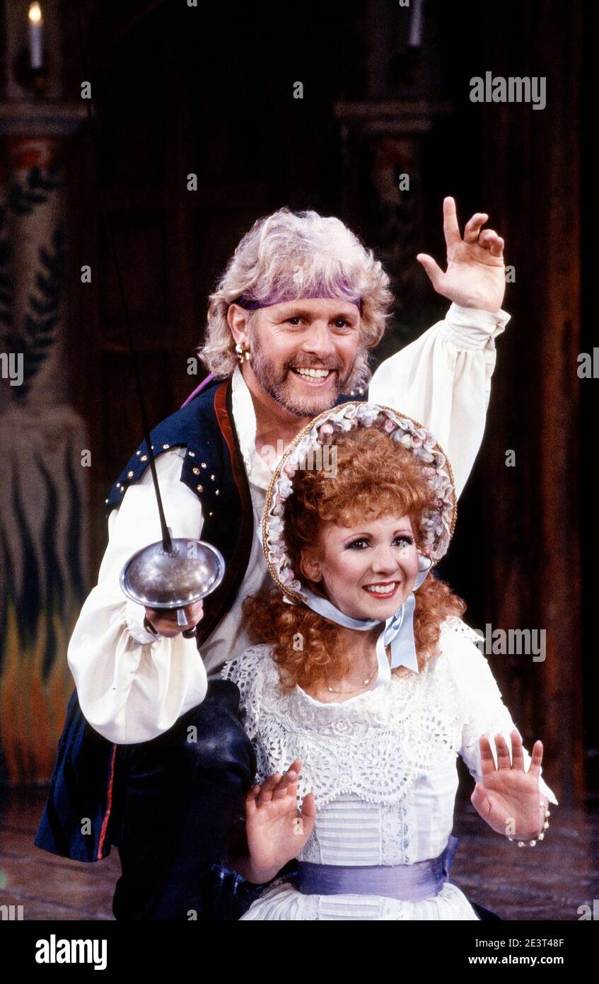 Paul Nicholas (le Roi Pirate), Bonnie Langford (Mabel) dans LES PIRATES DE PENZANCE par Gilbert & Sullivan au London Palladium, Londres W1 26/03/1990 Musique: Arthur Sullivan paroles: W S Gilbert chorégraphie: Christopher Robinson réalisateur: Peter Walker Banque D'Images