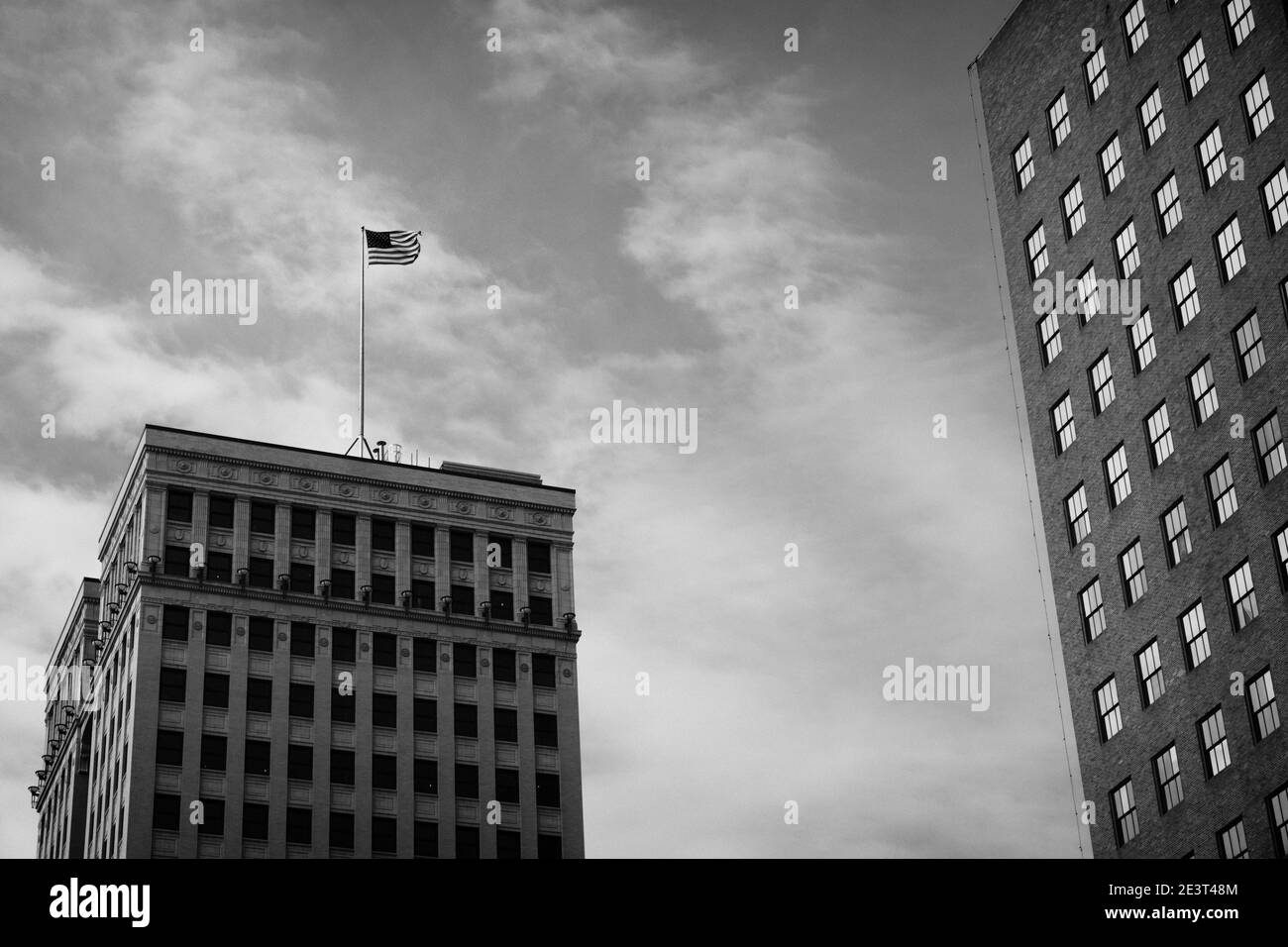 Le drapeau des États-Unis survolant une élévation élevée bâtiment Banque D'Images