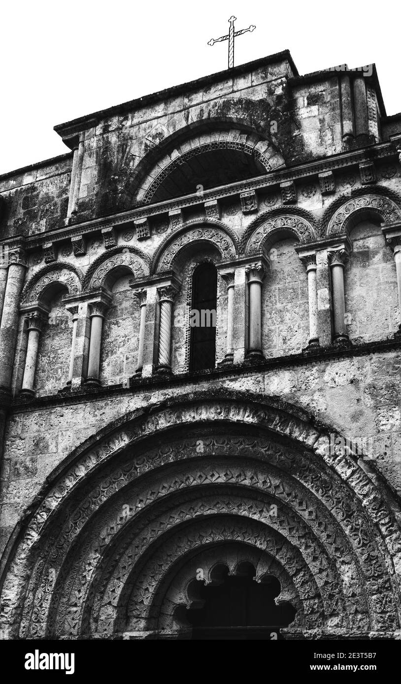 Église romane de Saint-Jacques. Aubeterre-sur-Dronne, Nouvelle-Aquitaine, France. Photo historique noir blanc. Banque D'Images