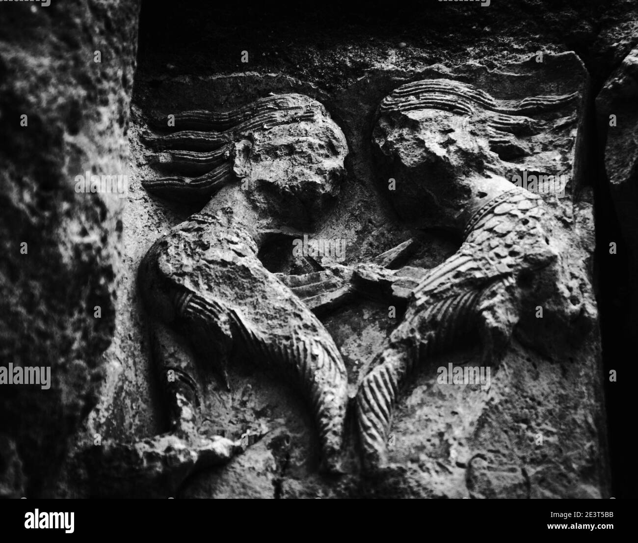 Anges. Église romane de Saint-Jacques. Aubeterre-sur-Dronne, Nouvelle-Aquitaine, France. Photo en noir et blanc. Banque D'Images