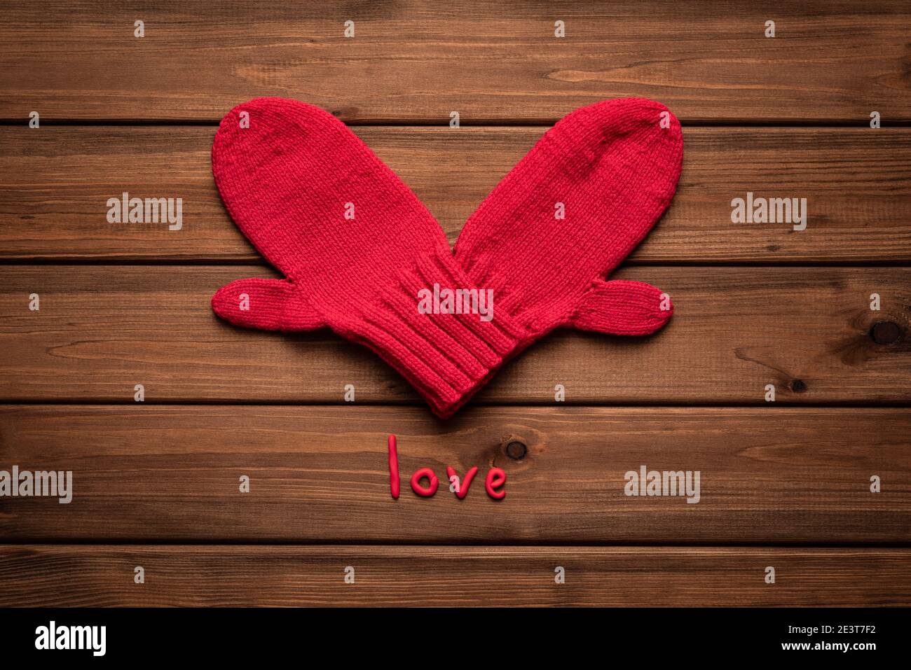 Carte de Saint-Valentin avec coeur miteux et mot Love On arrière-plan en bois Banque D'Images