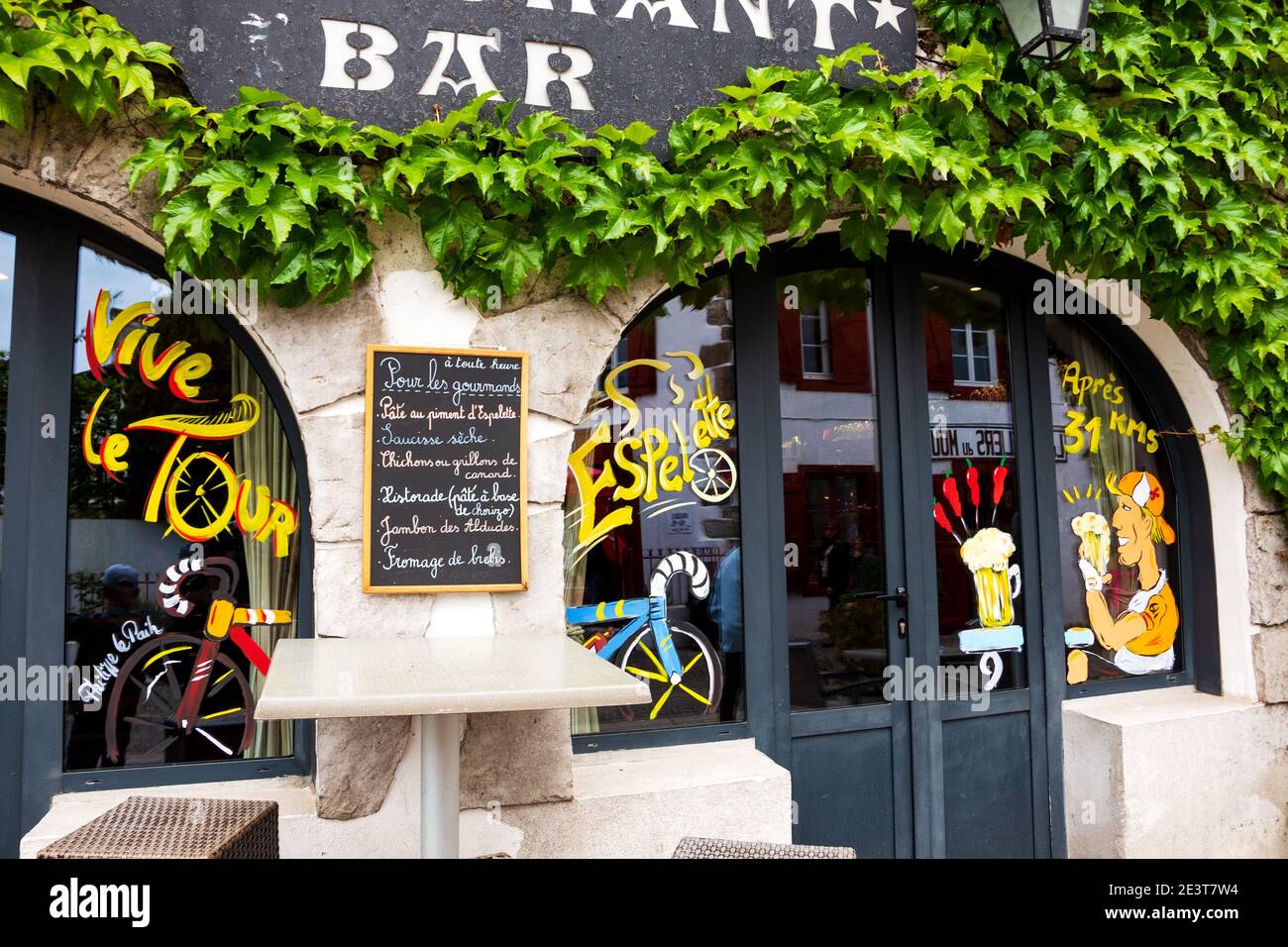 ESPELETTE, FRANCE - AVRIL 19, 2018: Bar local décoré pour la course cycliste Tour de France passant à Espelette avec une drôle de bière de cycliste. Banque D'Images