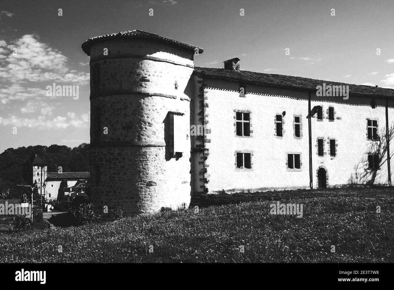 Château des Barons d'Espelette. Abrite actuellement l'hôtel de ville et l'office du tourisme. Pays basque français. France. Photo historique noir blanc. Banque D'Images