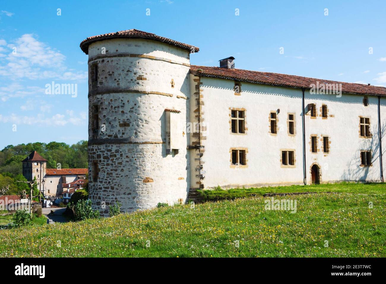 Château des Barons d'Espelette. Abrite actuellement l'hôtel de ville et l'office du tourisme. Pays basque français. France. Le village d'Espelette est bien connu f Banque D'Images