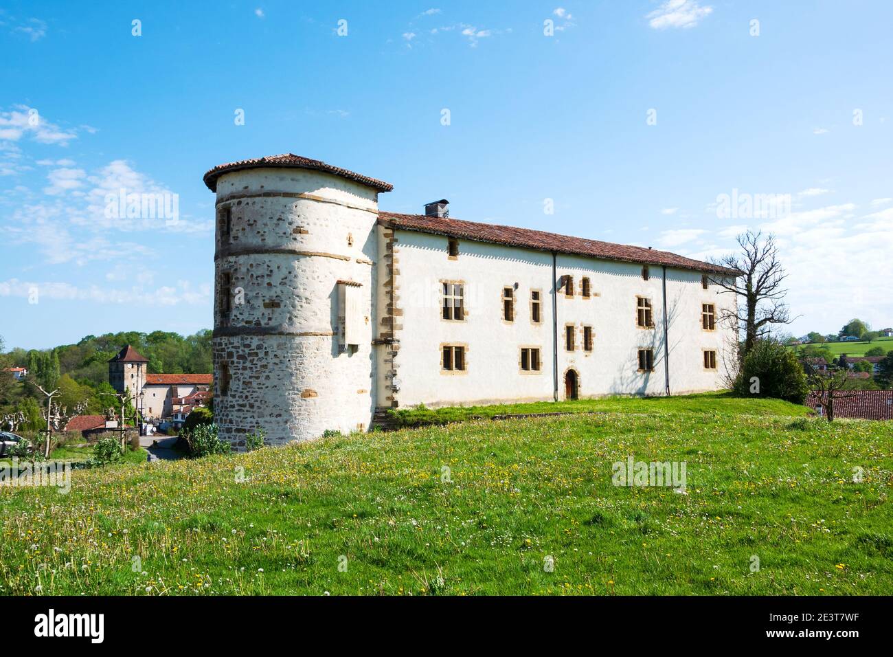 Château des Barons d'Espelette. Abrite actuellement l'hôtel de ville et l'office du tourisme. Pays basque français. France. Banque D'Images