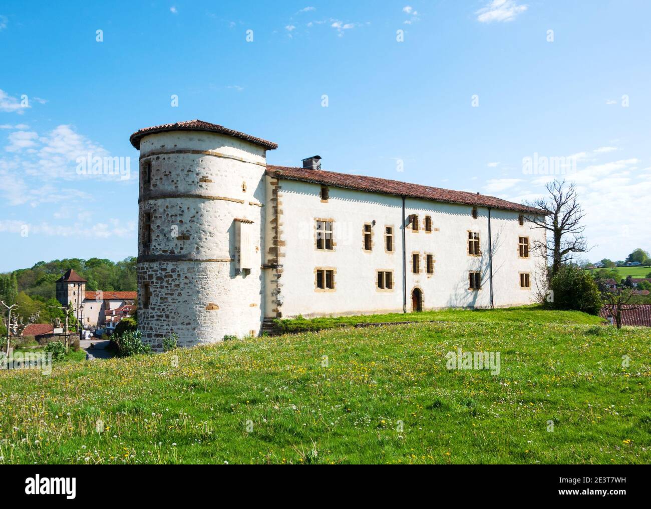 Château des Barons d'Espelette. Abrite actuellement l'hôtel de ville et l'office du tourisme. Pays basque français. France. Banque D'Images