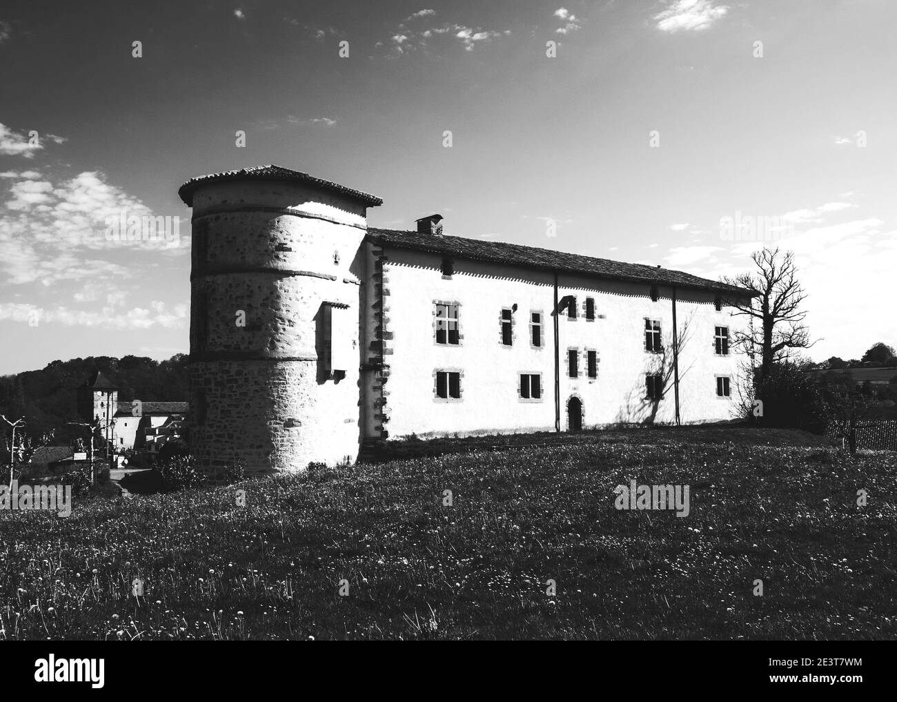 Château des Barons d'Espelette. Abrite actuellement l'hôtel de ville et l'office du tourisme. Pays basque français. France. Photo historique noir blanc. Banque D'Images