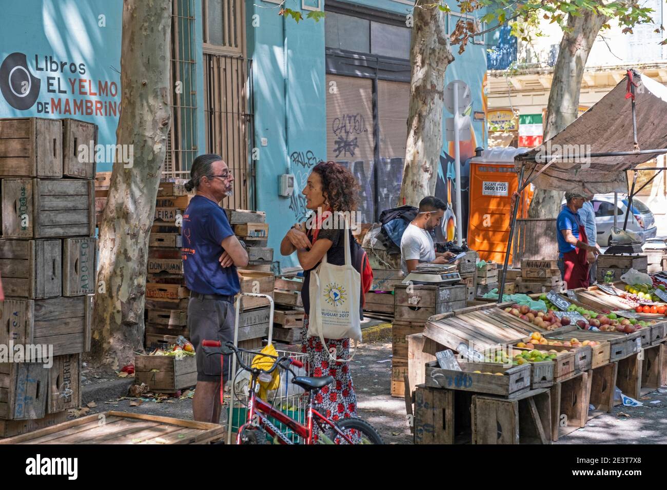 Les agriculteurs uruguayens vendent des fruits et légumes sur le marché dans le centre-ville de Montevideo, capitale de l'Uruguay Banque D'Images