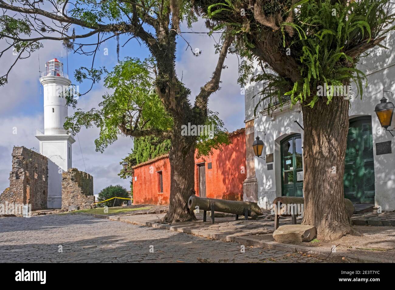 Phare et vieux canons portugais dans le Barrio Historico colonial / quartier historique de la ville Colonia del Sacramento, sud-ouest de l'Uruguay Banque D'Images