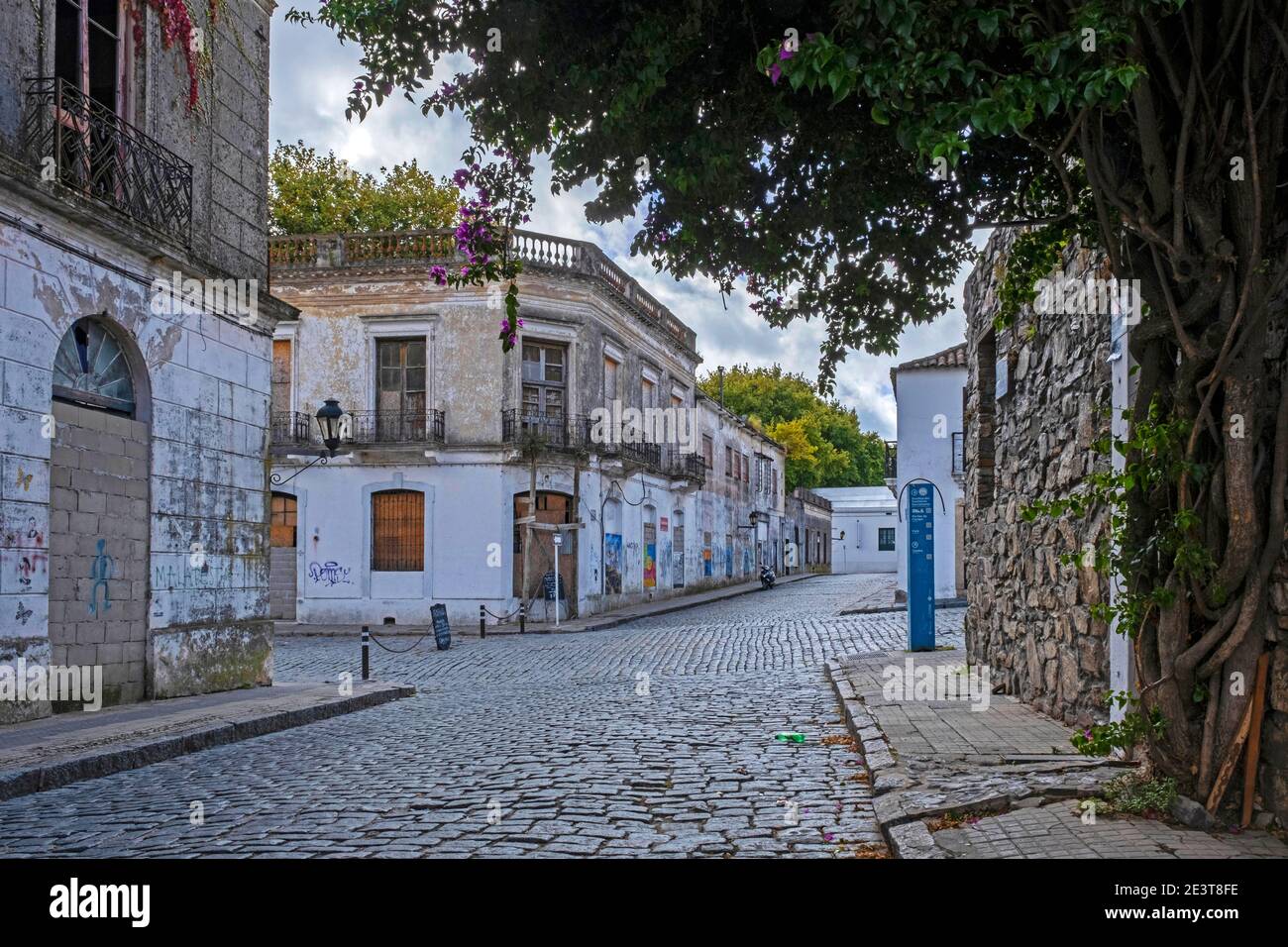 Rue pavée et maisons coloniales dans le Barrio Historico / quartier historique portugais de la ville Colonia del Sacramento, sud-ouest de l'Uruguay Banque D'Images