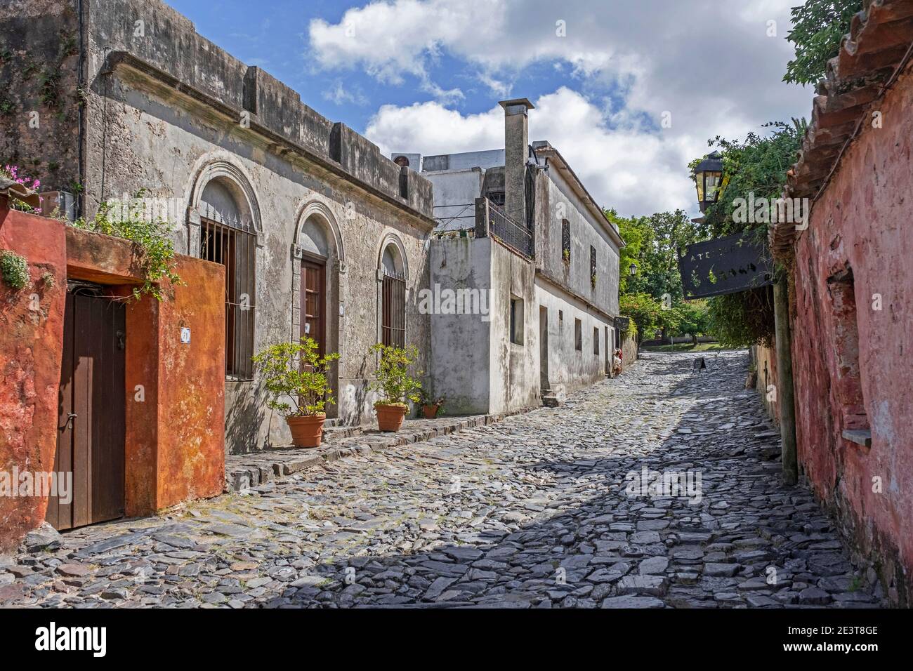 Rue pavée et maisons coloniales dans le Barrio Historico / quartier historique portugais de la ville Colonia del Sacramento, sud-ouest de l'Uruguay Banque D'Images