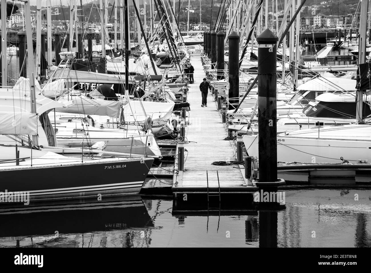 HONDARRIBIA, ESPAGNE - 25 AVRIL 2018 : yachts amarrés à la marina de la ville côtière de Hondarribia, dans le nord de l'Espagne (pays basque espagnol). Noir et blanc Banque D'Images