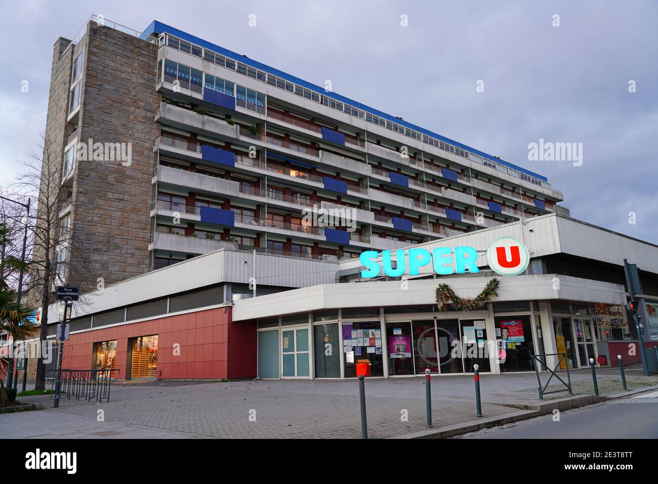 RENNES, FRANCE -25 DEC 2020- vue sur une épicerie SuperU à Rennes, capitale de la Bretagne. Banque D'Images