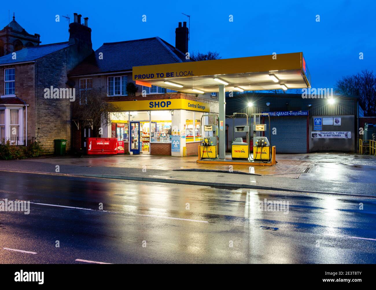 Vue nocturne d'une station-service locale dans Boston Spa, West Yorkshire Banque D'Images
