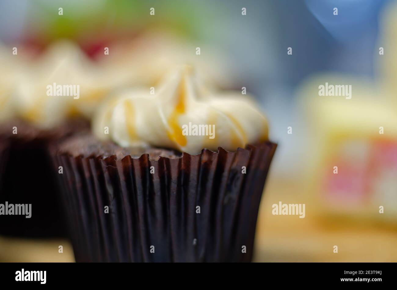 Petits Gateaux Au Caramel Sale Petits Gateaux Au Chocolat Appetissants Avec Glacage Aux Saveurs Baileys Et Bruine Au Caramel Bonbons Photo Stock Alamy