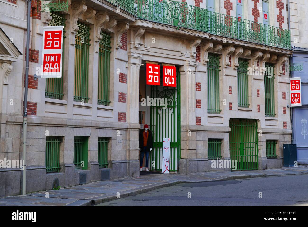 RENNES, FRANCE -25 DEC 2020- vue sur un magasin Uniqlo dans le centre-ville  de Rennes, France. Uniqlo est un détaillant de vêtements japonais Photo  Stock - Alamy