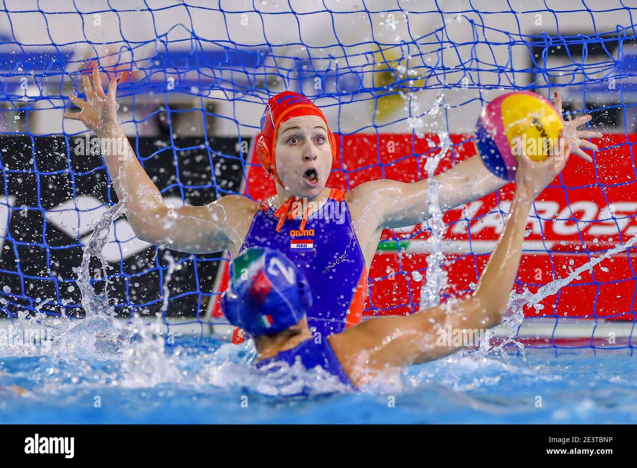 Trieste, Italie. 20 janvier 2021. TRIESTE, ITALIE - JANVIER 20 : Brigitte Sleeking des pays-Bas, Chiara Tabani d'Italie, Debby Willemsz des pays-Bas lors du match entre les pays-Bas et l'Italie au tournoi de qualification des Jeux Olympiques de Polo d'eau féminin au centre aquatique Bruno Bianchi le 20 janvier 2021 à Trieste, Italie (photo de Marcel ter Bals/Orange Pictures/Alay Live News) Banque D'Images