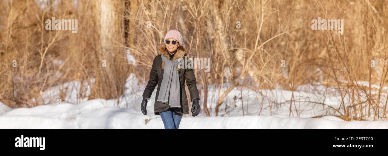 Promenade d'hiver bonne femme marchant sur l'activité de plein air détente loisir actif style de vie dans la forêt paysage à l'extérieur de la bannière panorama. Fille portant l'hiver Banque D'Images