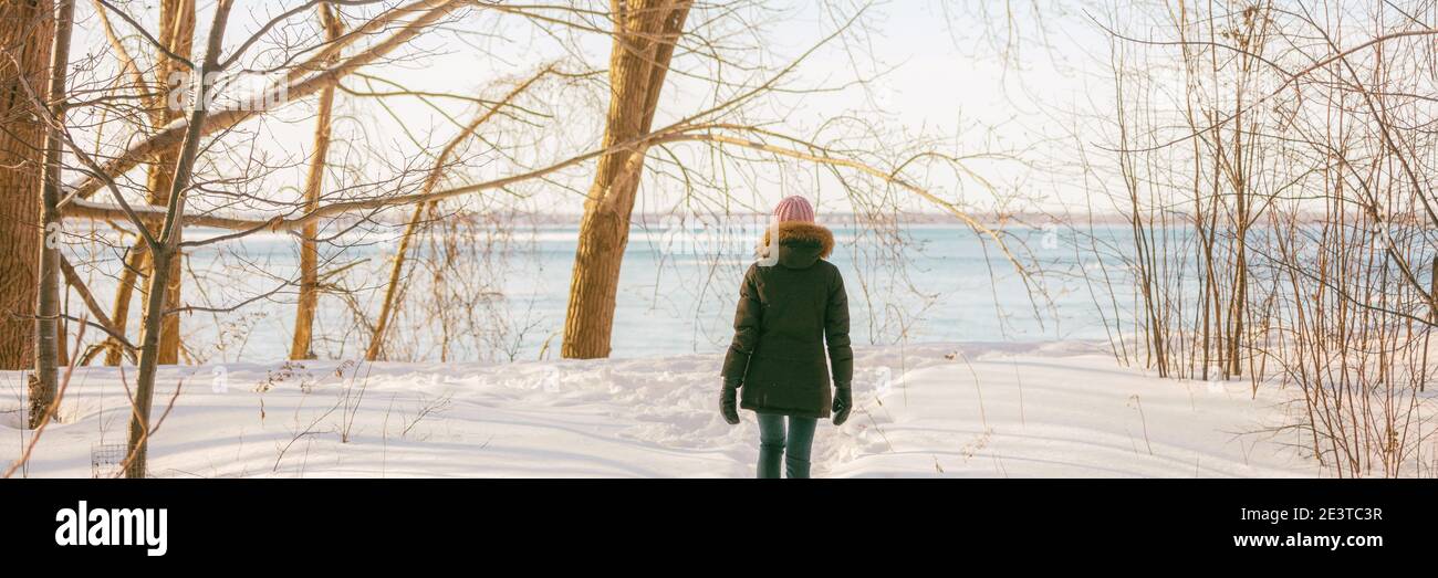 Promenade en forêt d'hiver femme active marchant dans la neige sentier extérieur nature bannière panoramique. Style de vie sain en plein air loisir activité panorama Banque D'Images