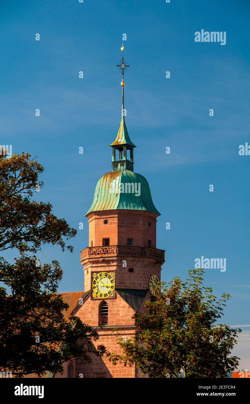 La tour de l'horloge de l'Evangelische Stadtkirche (Eglise de la ville évangélique) en bordure de la place du marché à Freudenstadt, Bade-Wurtemberg, allemand Banque D'Images