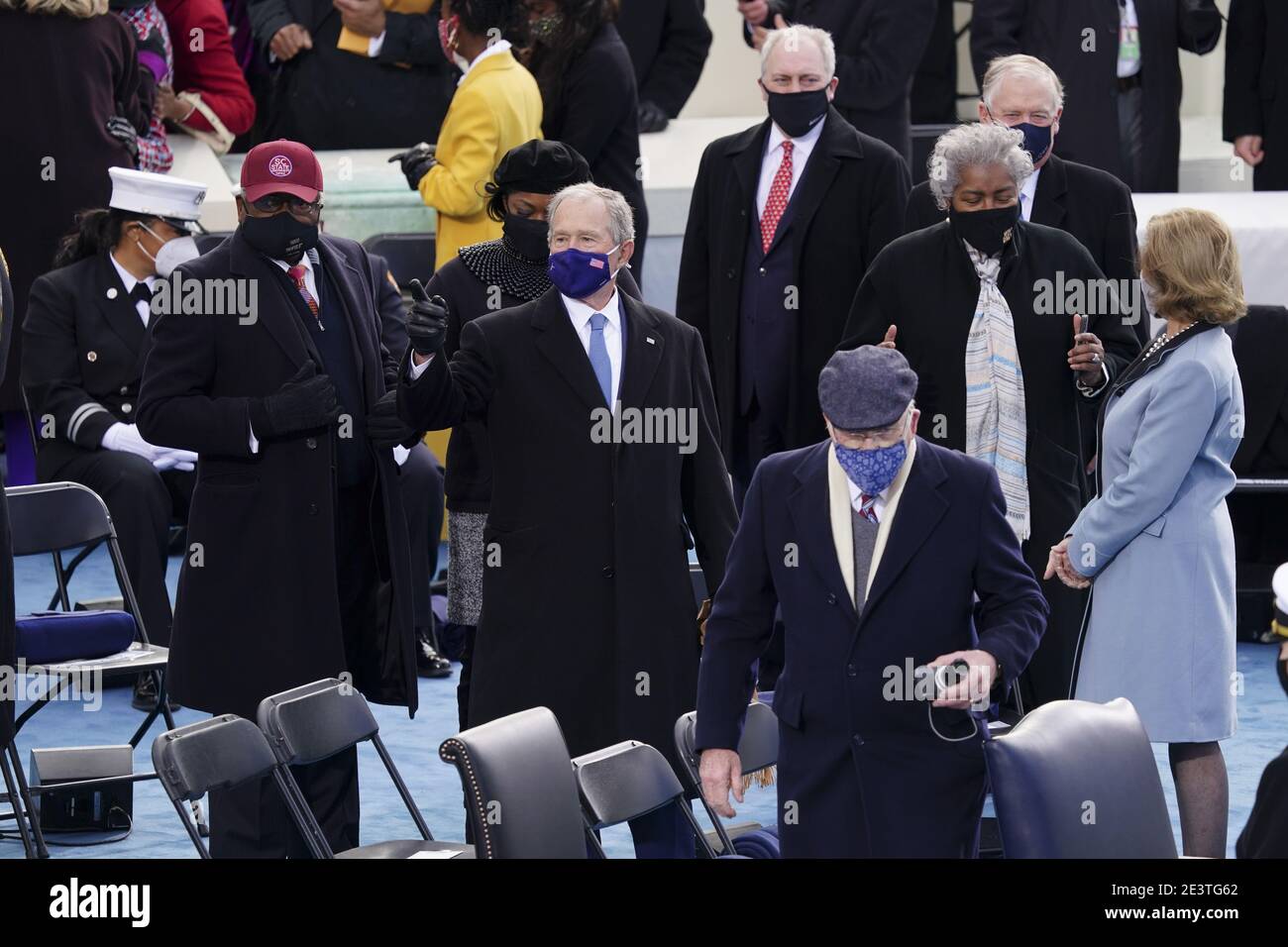 L'ancien président américain George W. Bush, au centre, porte un masque protecteur lors de la 59ème inauguration présidentielle à Washington, DC, États-Unis, le mercredi 20 janvier 2021. Biden proposera une vaste refonte de l'immigration le premier jour de son mandat, y compris une voie plus courte vers la citoyenneté américaine pour les sans-papiers - un renversement complet des restrictions et des mesures de répression de Donald Trump en matière d'immigration, mais qui fait face à des obstacles majeurs au Congrès. Photographe : Kevin Dietsch/UPI/Bloomberg/MediaPunch Banque D'Images