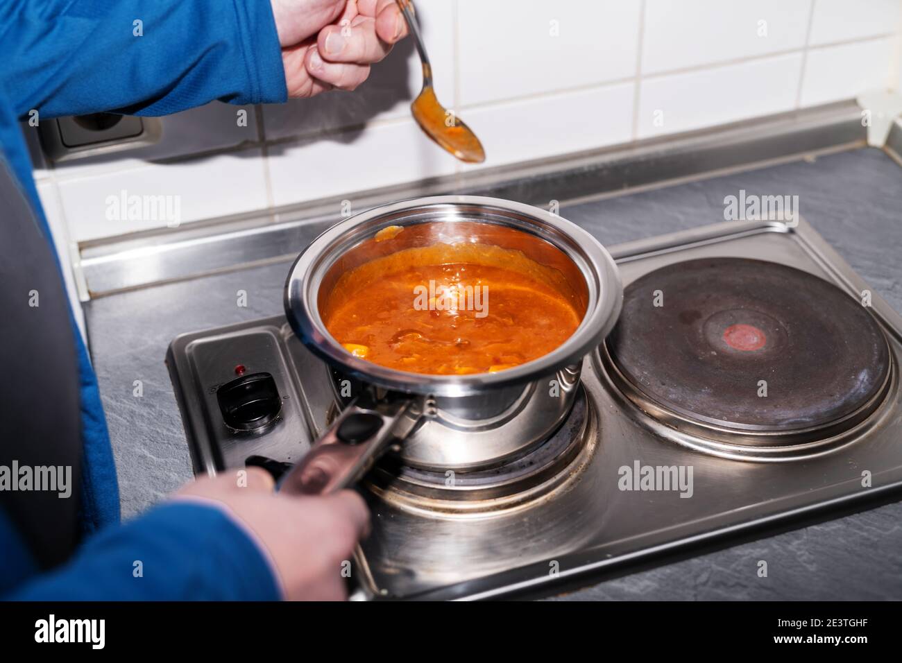 Une soupe prête est réchauffée Banque D'Images