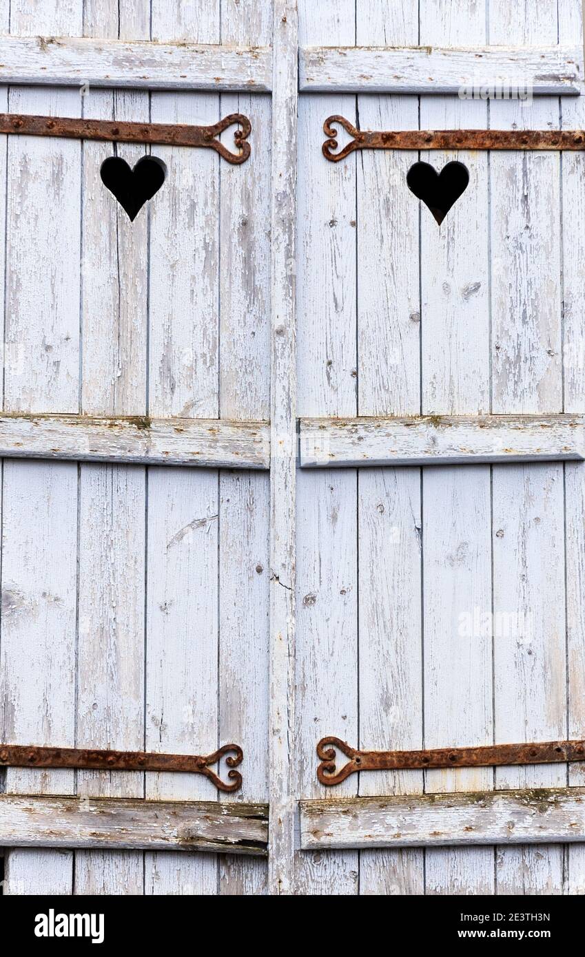 Volets En Bois Fermes Avec Sculpture En Forme De Coeur Et Charnieres Triste Saint Valentin Amour Perdu Fin D Amour Crise De Relations Probleme De Relation Metaphore Concep Photo Stock Alamy