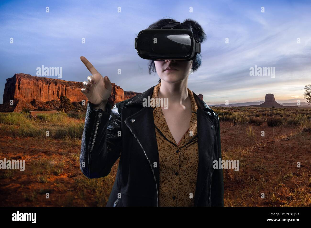 Femme portant un casque de réalité virtuelle lors d'une expérience de  randonnée simulée dans le désert. VR tourisme est une simulation numérique  de plein air tout en restant Photo Stock - Alamy