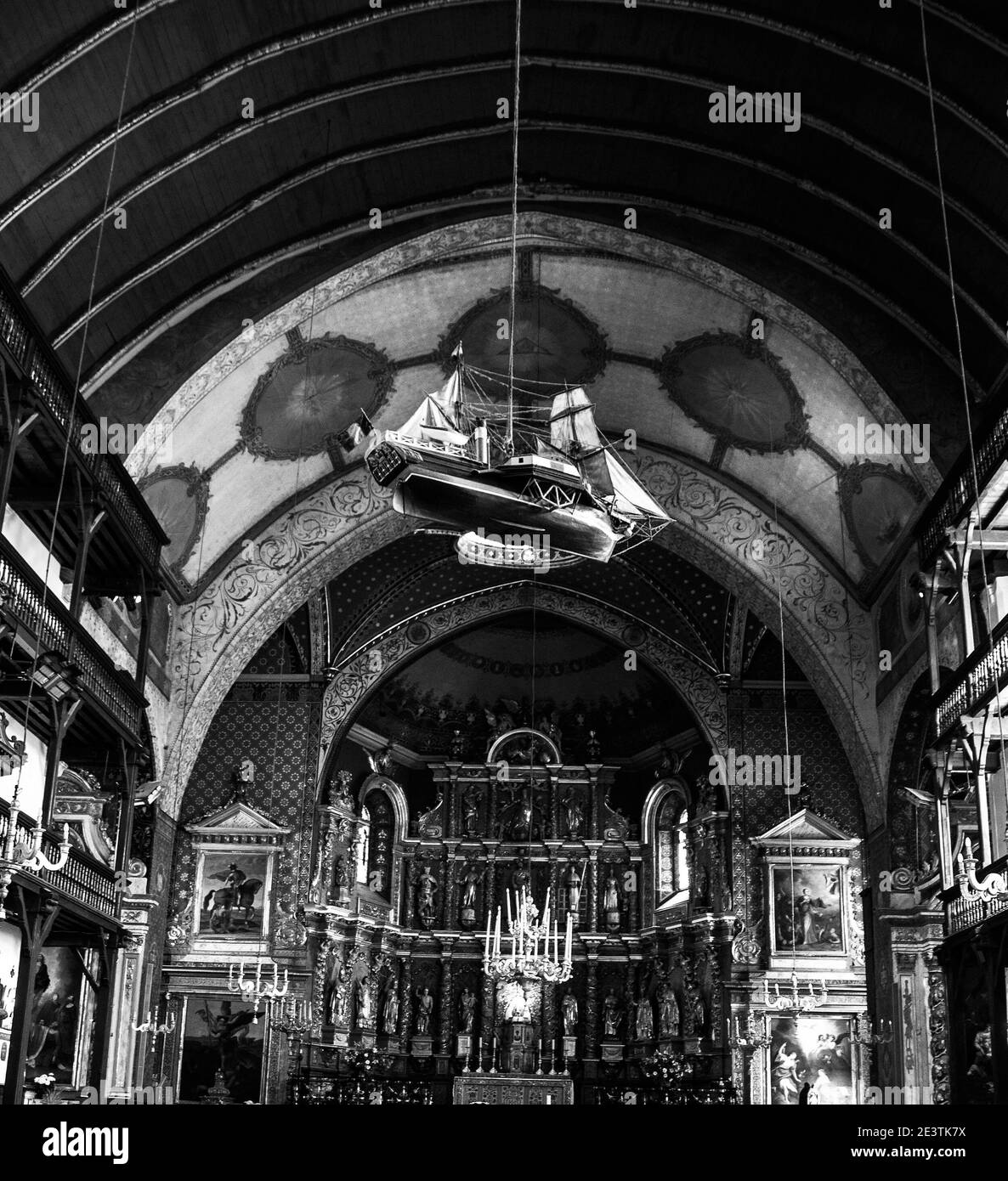 Intérieur de l'église Saint-Jean-Baptiste avec navire suspendu et galeries en bois typiques. Une des églises les plus représentatives du pays basque français. Banque D'Images Intérieur de l'église Saint-Jean-Baptiste avec navire suspendu et galeries en bois typiques. Une des églises les plus représentatives du pays basque français. Banque D'Images