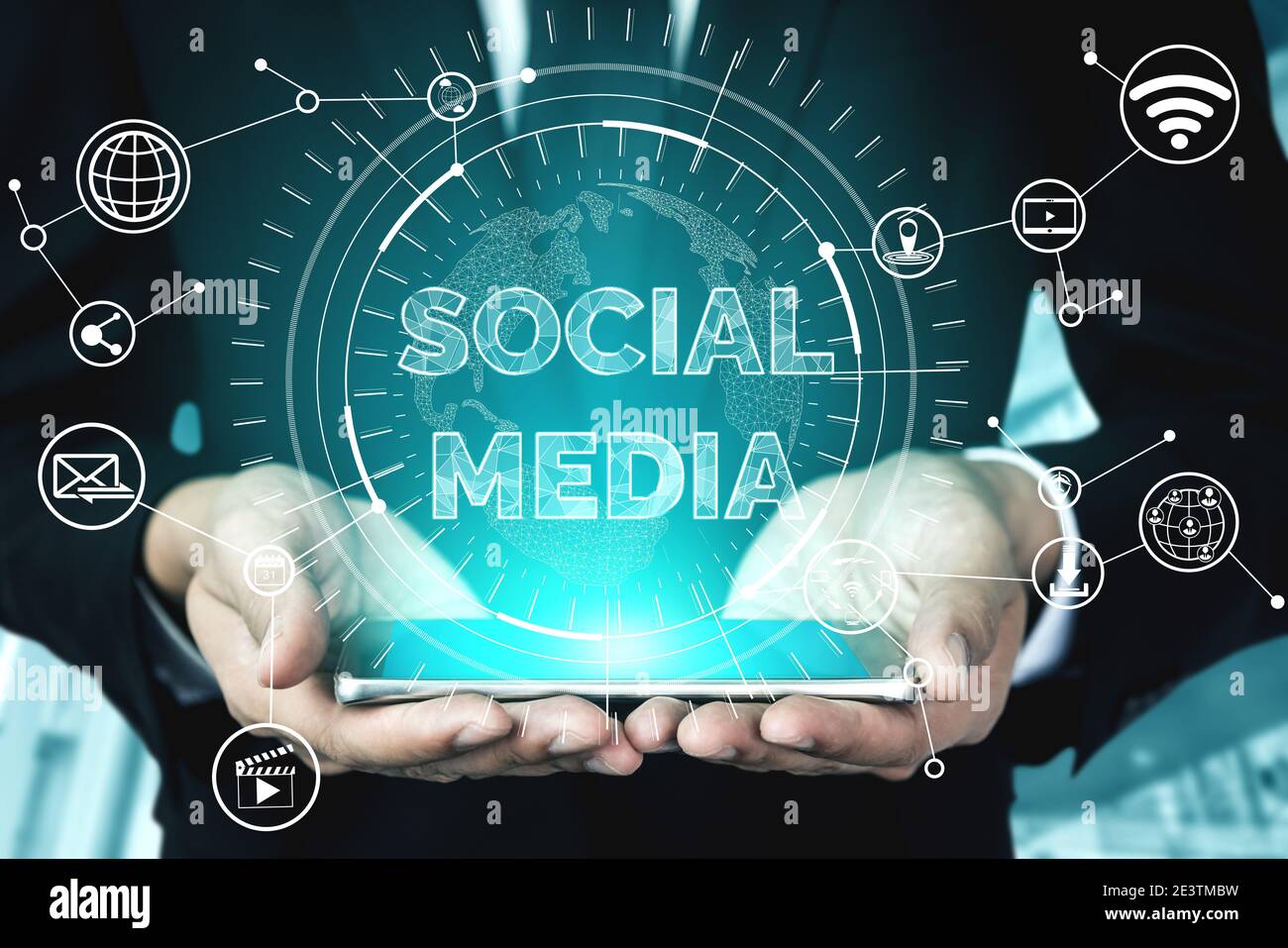 Les médias sociaux et les jeunes concept de réseau. L'interface graphique moderne en ligne montrant la connexion sociale et médias réseau satellite pour engager le client Banque D'Images