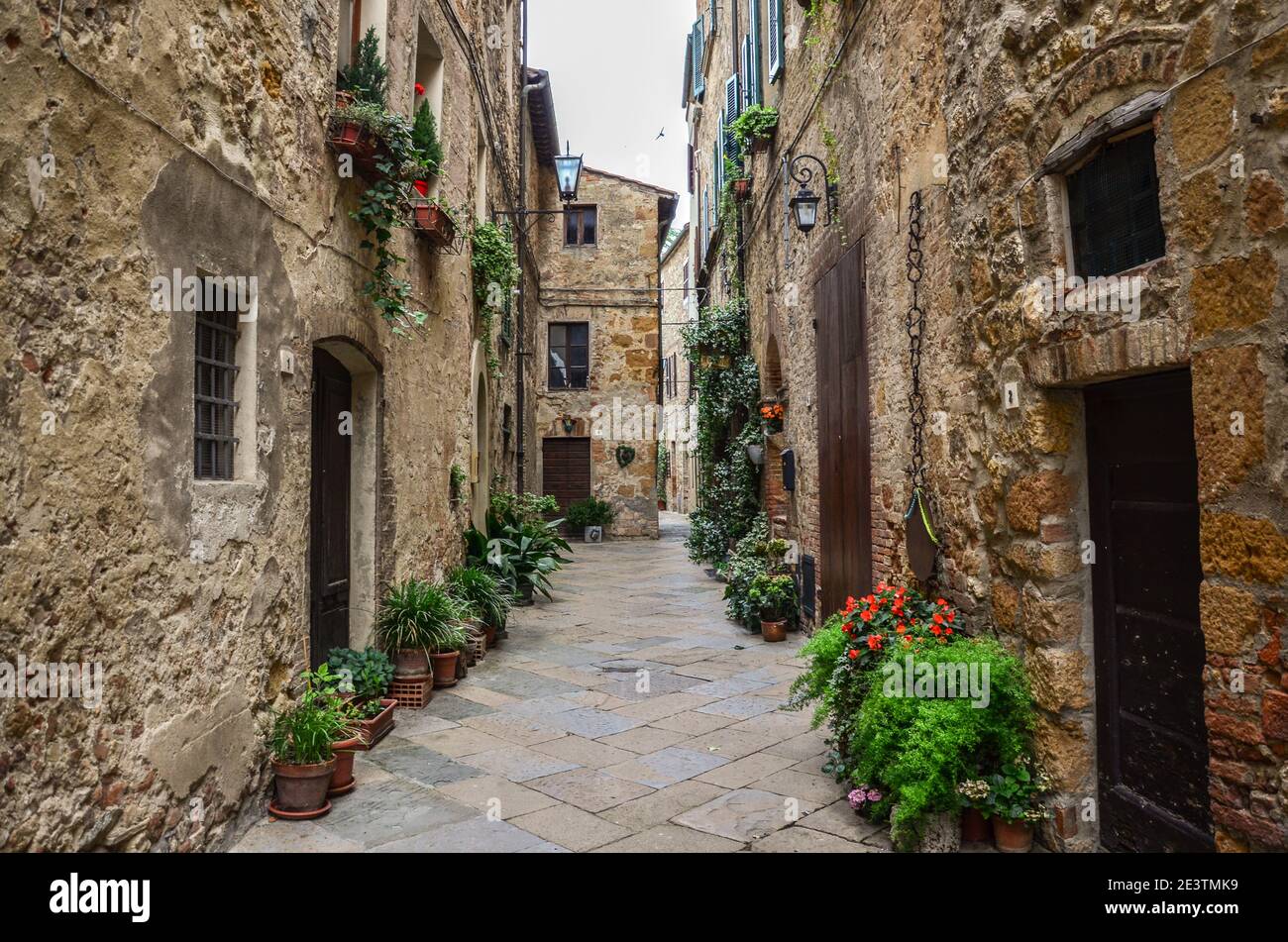 Belle vue sur les vieilles maisons traditionnelles et une allée idyllique dans la ville historique, en Italie. Photo de haute qualité Banque D'Images